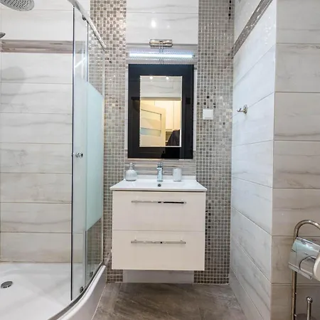 Galeria Rondo Wiatraczna Apartment *